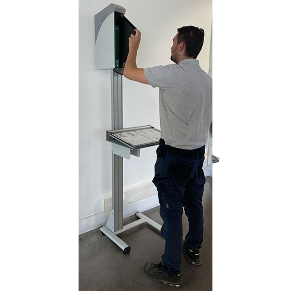 borne-de-consultation-sur-pietement-l-500-x-h-1985-mm-reglable-en-hauteur